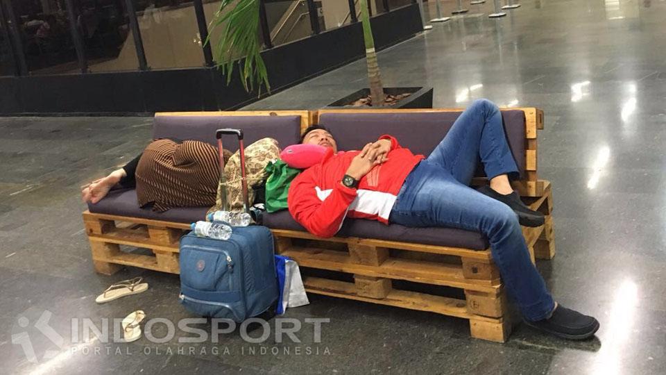 Imam Nahrawi tertidur di bandara Rio de Janeiro. - INDOSPORT